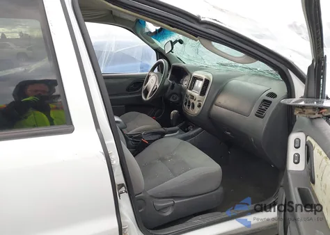 2005 Ford Escape Xlt z USA, uszkodzony, nr VIN 1FMYU93125KE47209